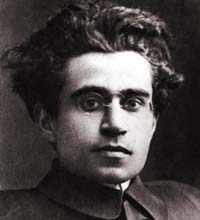 Antonio Gramsci commette il primo errore nascendo ad Ales e non a Caserta. Dato che è un debosciato, fin da piccolo finge, con la complicità della camorra de Napule, di essere di salute cagionevole e invece la notte va facendo gare di tequila capa e bancone al Bacchanalia