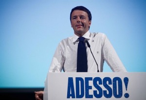 1) La camicia bianca. Giustamente, il bianco ispira purezza e le maniche arravogliate fanno uomo che non cià tempo da perdere, ma in compenso lui, così superiore a noi, è molto democratico, che se gli va ci stringe pure la mano che tanto poi Gori gliela pulizza.